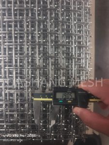 По каким параметрам компания Dashang проверяет уровень качества гофрированной проволочной сетки?