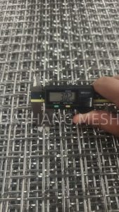 По каким параметрам компания Dashang проверяет уровень качества гофрированной проволочной сетки?