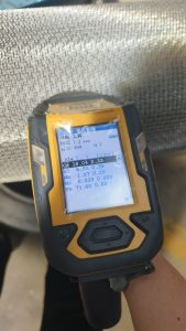 По каким параметрам компания Dashang проверяет уровень качества гофрированной проволочной сетки?